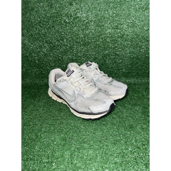 Nike Vomero 5 Women Size 8 Photon Dust Metallic Silver Shoes Sneakers FD0884-025 - Picture 2 of 9